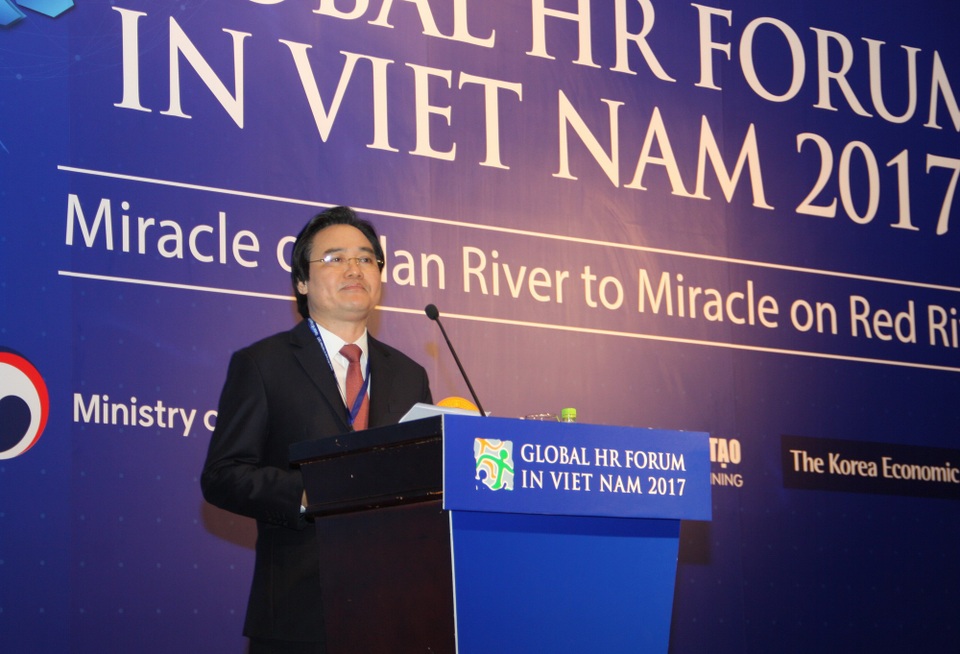 Diễn đàn nguồn nhân lực: Từ "Kỳ tích sông Hàn" đến "Kỳ tích sông Hồng" - 2
Bộ trưởng Bộ GD&ĐT Phùng Xuân Nhạ phát biểu tại diễn đàn
