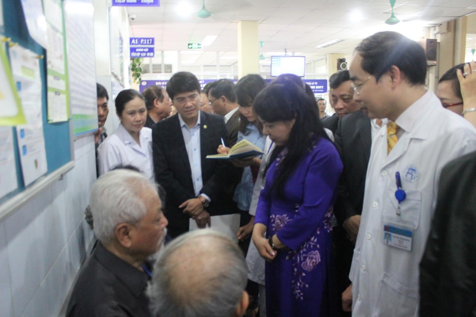 Bệnh nhân “phát sợ” vì chờ đợi khám tại Xanh pôn - 1 Bệnh nhân phàn nàn với Bộ trưởng cách sắp xếp khám chưa khoa học tại BV Xanh Pôn khiến phải chờ đợi lâu.