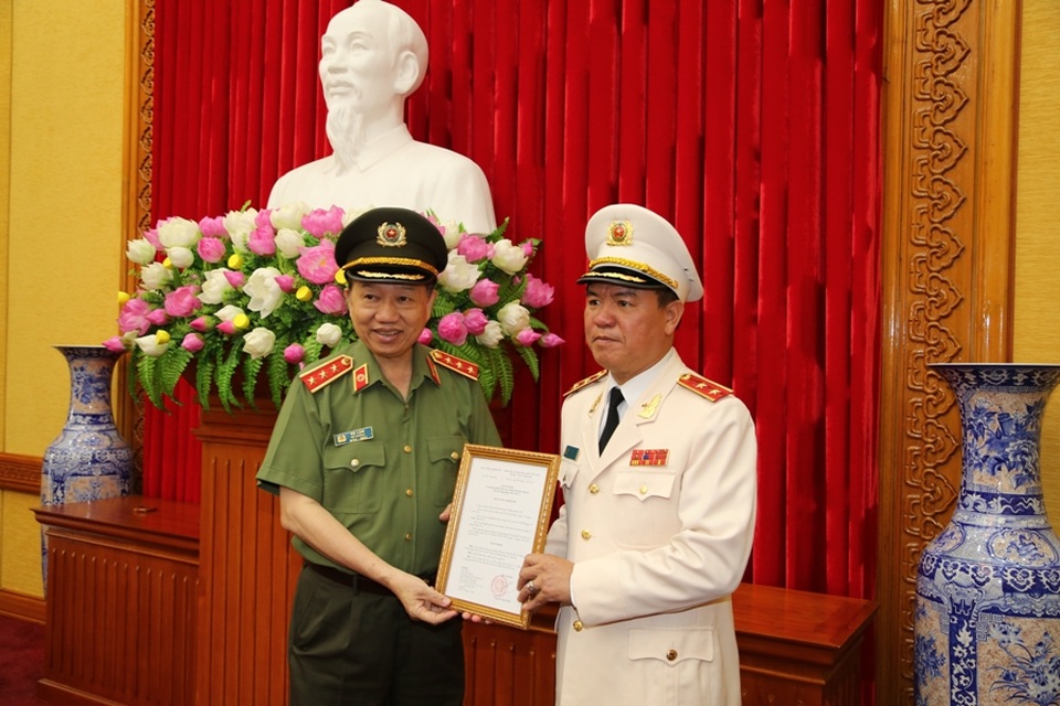 Trao quyết định giao Quyền Tổng cục trưởng Tổng cục Cảnh sát đối với Trung tướng Trần Văn Vệ - 1 Bộ trưởng Tô Lâm trao Quyết định của Thủ tướng Chính phủ giao Quyền Tổng cục trưởng Tổng cục Cảnh sát đối với Trung tướng Trần Văn Vệ.