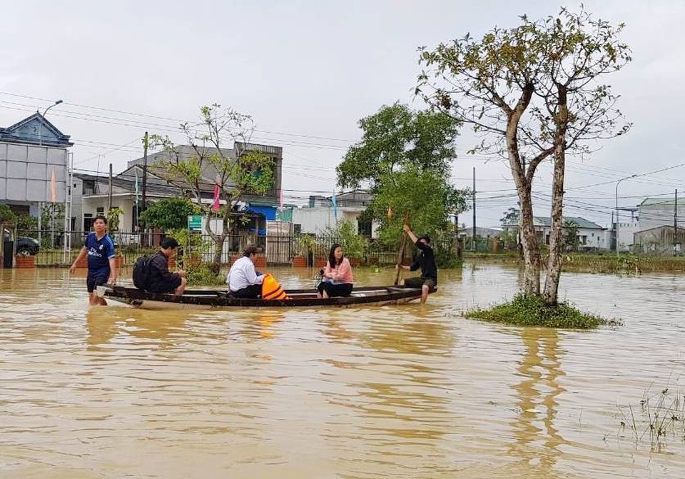 Bộ trưởng Trương Minh Tuấn lội vào vùng “rốn lũ” Thừa Thiên Huế - 6
Hiện tại nhiều nơi ở vùng rốn lũ Quảng Điền vẫn còn ngập sâu từ 0,5-1m, các phương tiện đi lại bằng ghe chủ yếu (ảnh: Dương Tuấn Anh)