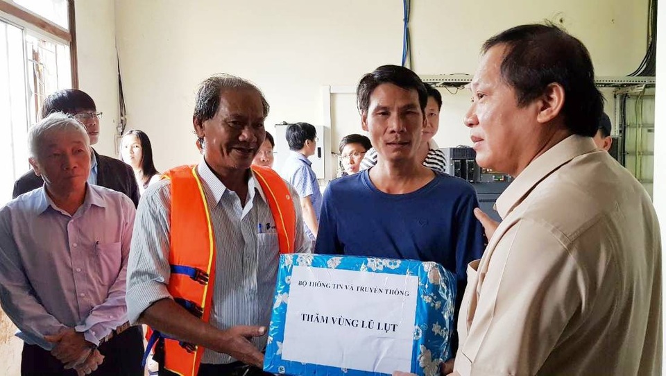 Bộ trưởng Trương Minh Tuấn lội vào vùng “rốn lũ” Thừa Thiên Huế - 5 Và trao các phần quà đến vùng lũ Quảng Điền