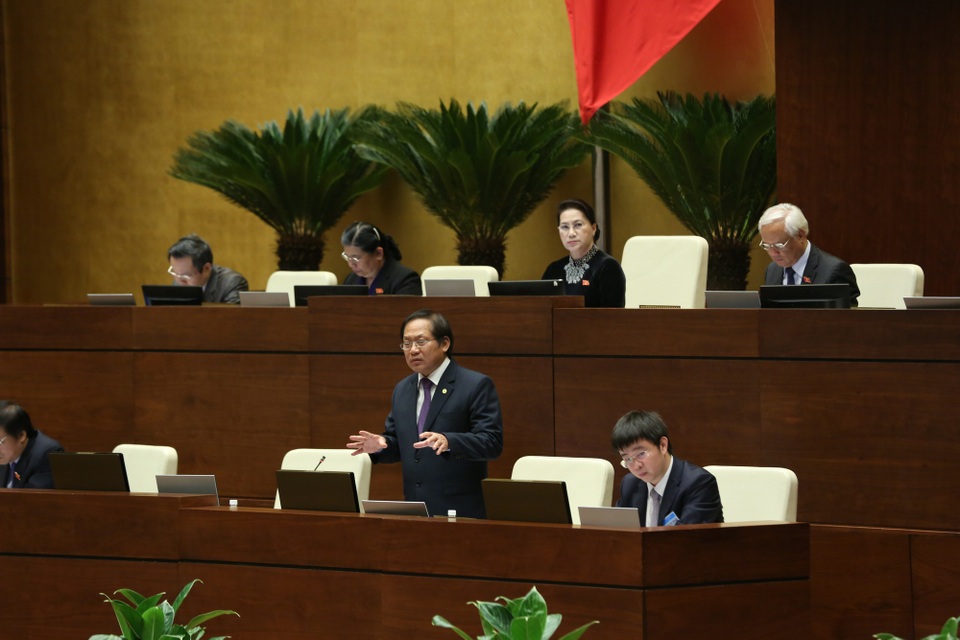 Bộ trưởng Trương Minh Tuấn: Thông tin bôi nhọ, kích động trên mạng ngày càng nhiều! - 1
Bộ trưởng Thông tin - Truyền thông trả lời chất vấn ngày 17/11 (Ảnh: Việt Hưng)