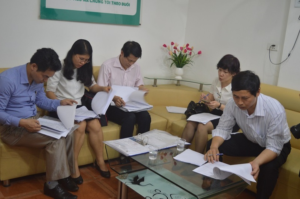 Bộ trưởng Bộ Y tế: Người dân vào đây để khám bệnh thì phải rất… dũng cảm - 2
Đoàn kiểm tra kiểm tra hồ sơ pháp lý của Phòng khám Đa khoa Thiên Tâm.