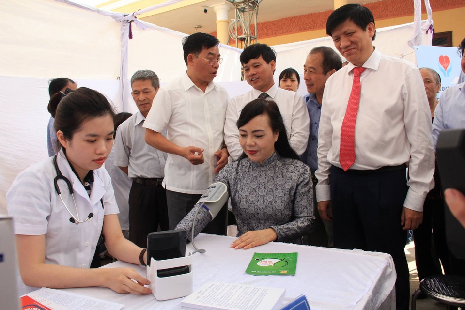 “Kẻ giết người thầm lặng” đe dọa sự sống của 12 triệu người Việt như thế nào? - 1
Bộ trưởng Bộ Y tế kiểm tra huyết áp sáng 13/5. Bà kêu gọi người dân, nhất là từ 40 tuổi trở lên cần thường xuyên kiểm tra huyết áp. ảnh Mai Quế