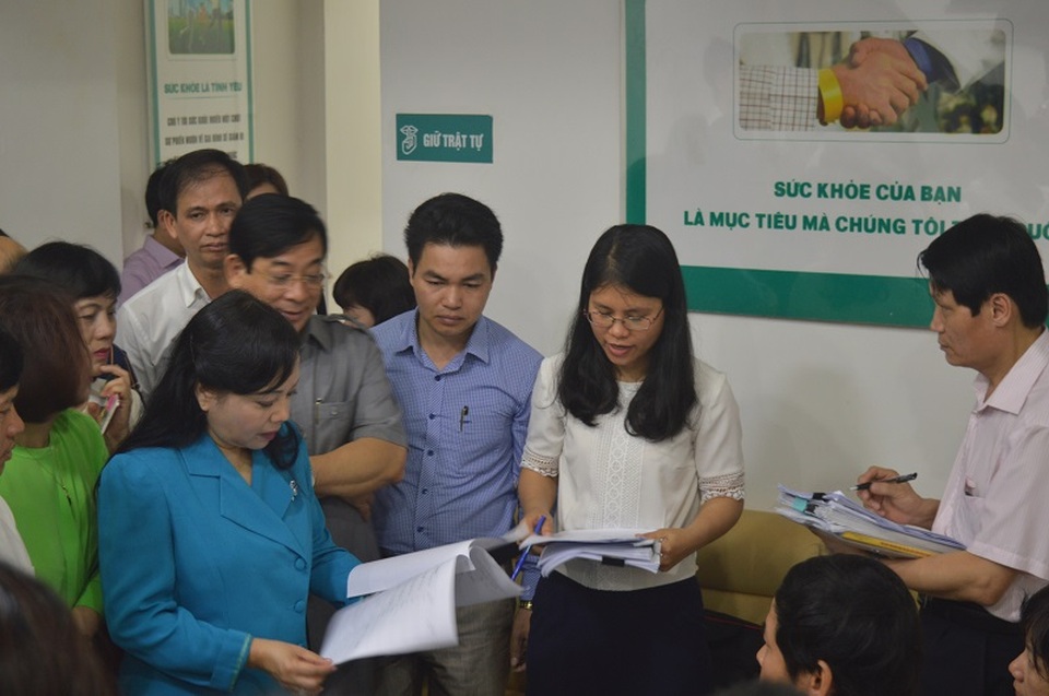 Bộ trưởng Bộ Y tế: Người dân vào đây để khám bệnh thì phải rất… dũng cảm - 3
Bộ trưởng Bộ Y tế lưu các thành viên đoàn kiểm tra về lập biểu mẫu thu thập thông tin để rà soát cho nhanh, tránh việc ghi chép nhiều.