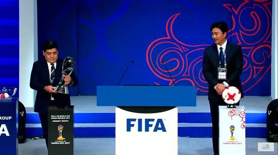 U20 Việt Nam cùng bảng với Pháp tại World Cup 2017 - 2
Huyền thoại Maradona có mặt trong bế bốc thăm