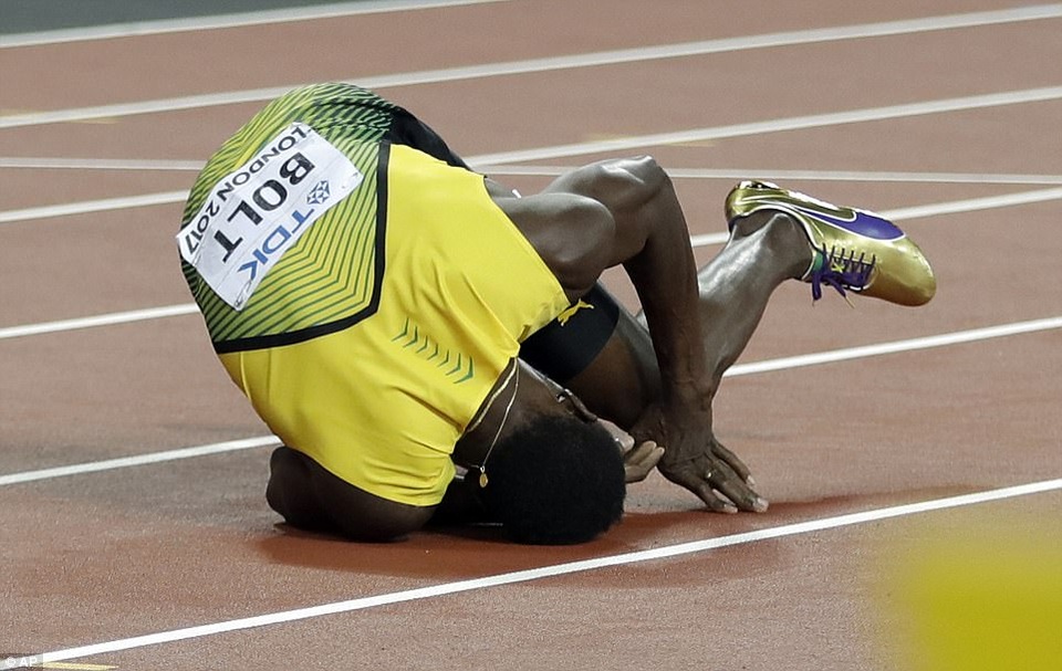 Tai họa ập xuống đầu Usain Bolt ở đường chạy cuối cùng sự nghiệp - 2 Usain Bolt gục ngã xuống đường chạy