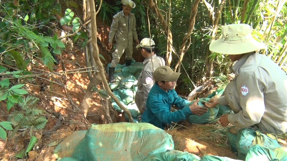 Hủy nổ quả bom từ trường “khủng” còn nguyên kíp nổ - 2 Lực lượng chức năng tiến hành hủy nổ bom