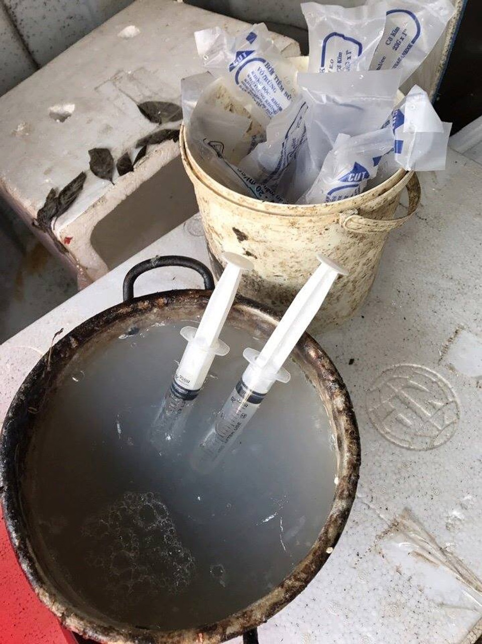 Hà Nội: Bắt quả tang một cơ sở đang bơm tạp chất vào tôm - 2 Dụng cụ để bơm tạp chất vào tôm.