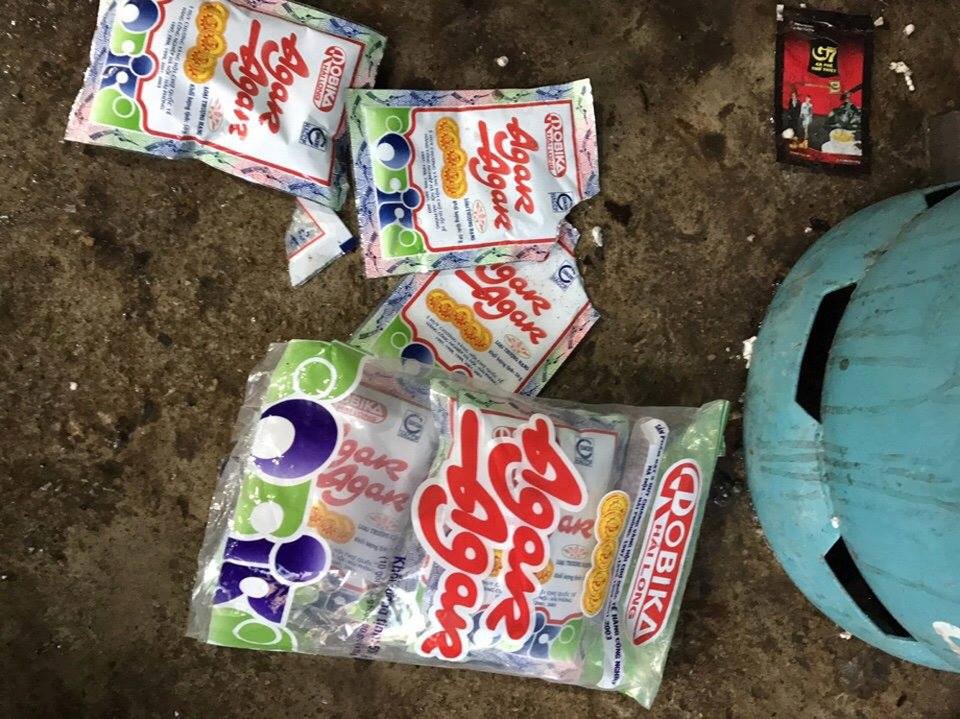 Hà Nội: Bắt quả tang một cơ sở đang bơm tạp chất vào tôm - 3 Tạp chất agar được dùng để bơm vào tôm nhằm gian lận thương mại.