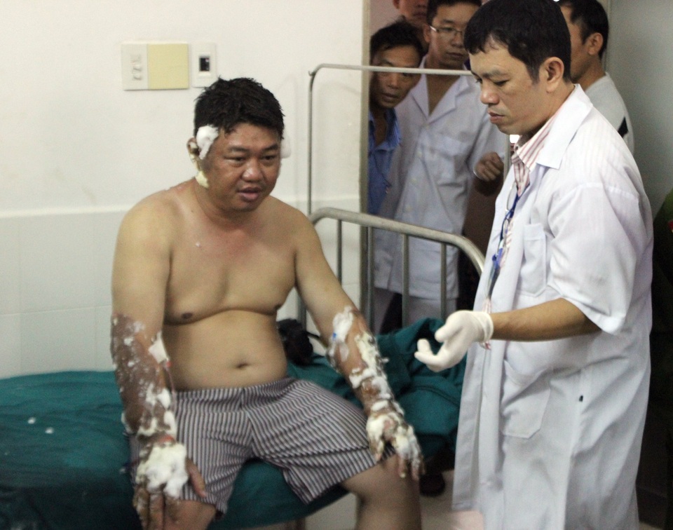 Ném “bom” xăng vào 1 người gây bỏng nặng - 1 Anh Huy nhập viện với nhiều vùng cơ thể bị bỏng nặng như ở lưng, hai chân, hai tay và trên vùng đầu