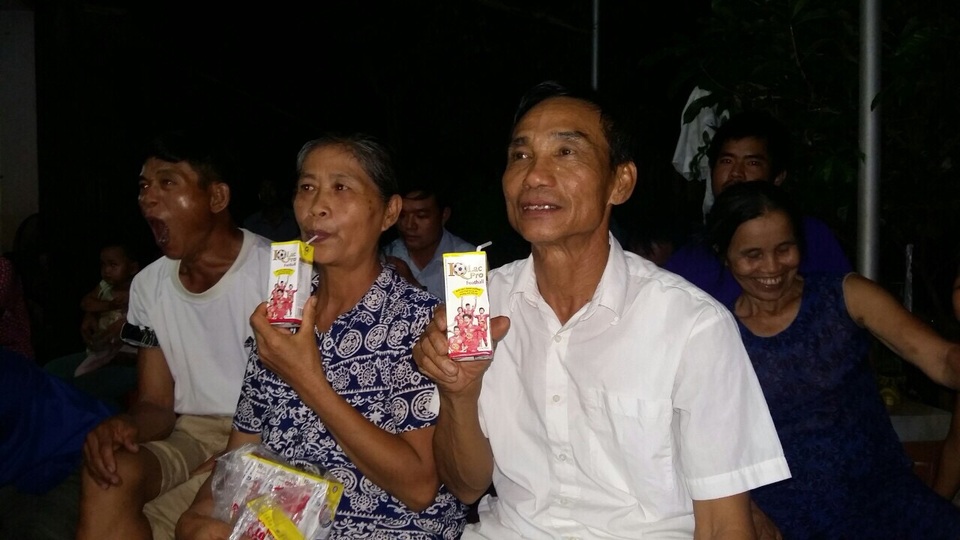 Gia đình Công Phượng cổ vũ U22 Việt Nam bằng hành động ý nghĩa - 2 Gia đình Công Phượng cổ vũ U22 Việt Nam bằng hành động ý nghĩa - 2