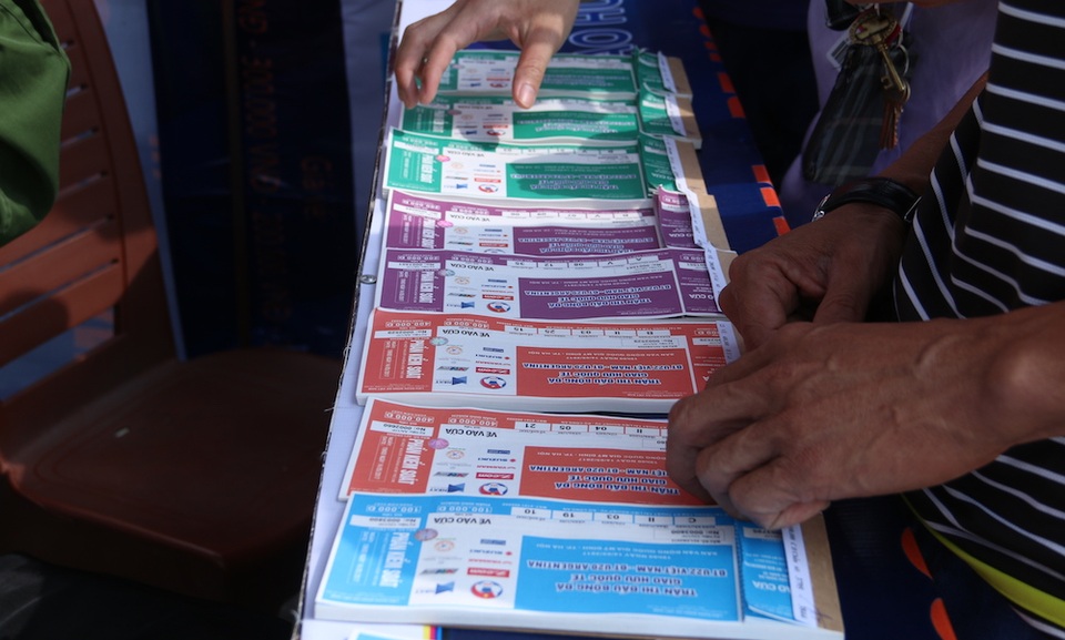 Vé trận U23 Việt Nam - U20 Argentina: Ngán ngẩm vì ế ẩm chưa từng có - 3 Hàng loạt tệp vé được đặt trên kệ với những mệnh giá khác nhau nhưng lại cùng một cảnh đó là mỗi tập vé chỉ có vài vé được bán ra.