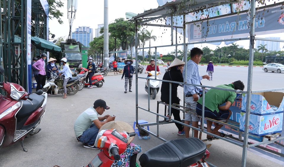Vé trận U23 Việt Nam - U20 Argentina: Ngán ngẩm vì ế ẩm chưa từng có - 5 Nhân viên quầy vé ngán ngẩm vì số lượng người mua ít và vì trời nắng nóng.