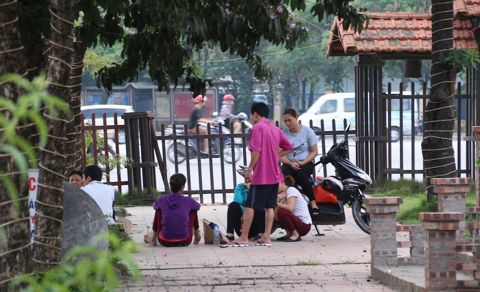 Vé trận U23 Việt Nam - U20 Argentina: Ngán ngẩm vì ế ẩm chưa từng có - 6 Vé ế ẩm cánh cò vé chán chẳng muốn đi bán, họ tụ tập dưới bóng mát đợi sát giờ thi đấu.