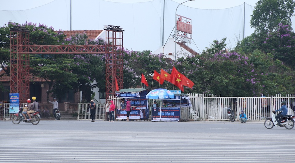 Vé trận U23 Việt Nam - U20 Argentina: Ngán ngẩm vì ế ẩm chưa từng có - 4 Hình ảnh vắng vẻ ở các quầy bán vé sáng nay.