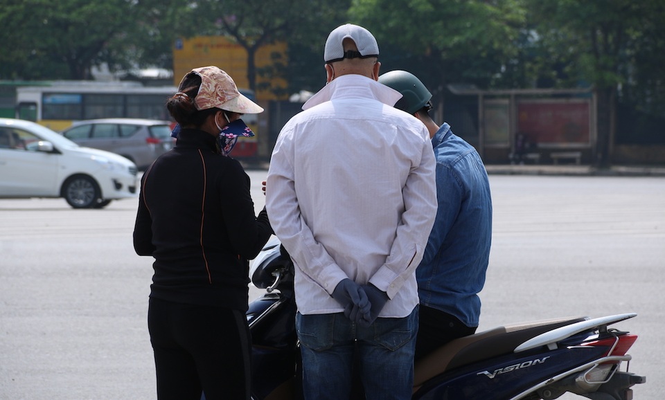 Vé trận U23 Việt Nam - U20 Argentina: Ngán ngẩm vì ế ẩm chưa từng có - 7
Thông thường ở những trận đấu giao hữu hay giải đấu cấp quốc gia trên sân Mỹ Đình là cơ hội lớn để cánh cò vé kiếm bội tiền. Nhưng ở trận đấu chiều nay thì không, nhiều cò lỡ ôm cả sấp vé hiện đang phải cố cày cuốc để bán lại với giá ngang của ban tổ chức để nhằm thu lại vốn liếng.