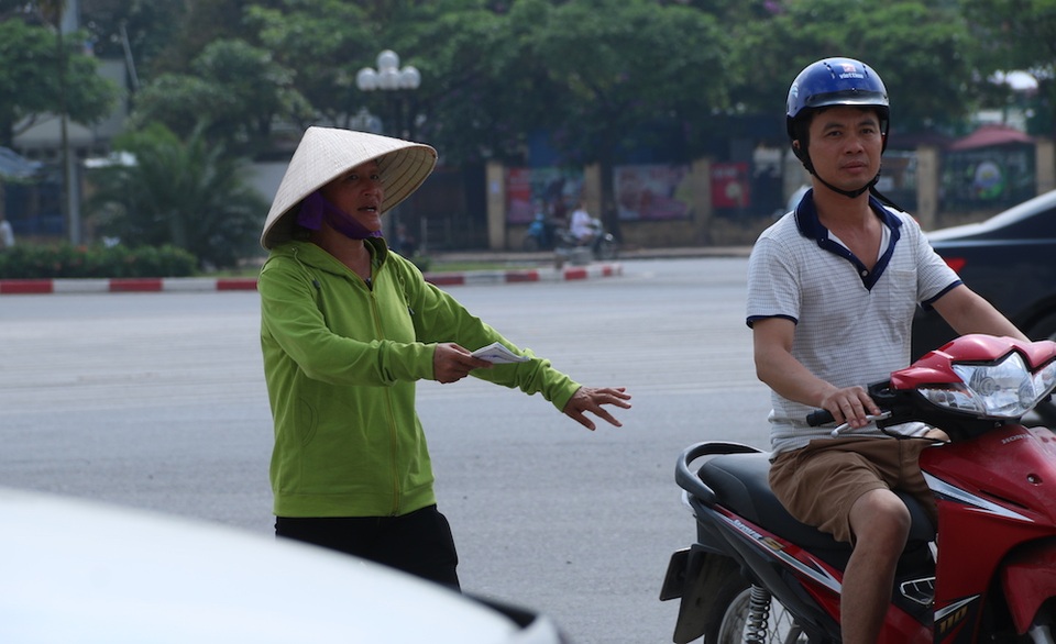 Vé trận U23 Việt Nam - U20 Argentina: Ngán ngẩm vì ế ẩm chưa từng có - 9
Cảnh vật nài người mua của một cò vé. Vì ế ẩm nên những người thực sự muốn đến sân xem trận chiều tối nay thoải mái mua vé ở các quầy.