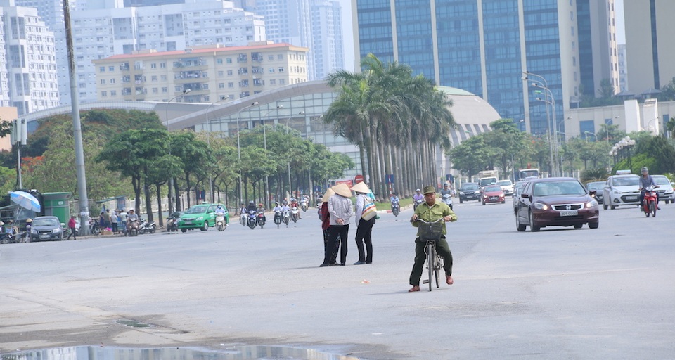 Vé trận U23 Việt Nam - U20 Argentina: Ngán ngẩm vì ế ẩm chưa từng có - 8
Cảnh cò vé đội nắng nóng kiếm khách trước cổng sân Mỹ Đình.