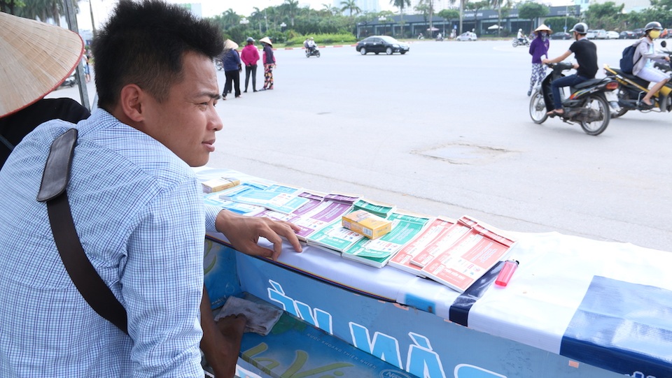 Vé trận U23 Việt Nam - U20 Argentina: Ngán ngẩm vì ế ẩm chưa từng có - 1
Chỉ còn vài giờ nữa trận đấu giao hữu giữa U23 Việt Nam - U20 Argentina sẽ diễn ra trên sân vận động Mỹ Đình. Khác hẳn với những trận giao hữu trước đây, hay những trận đấu trong giải đấu như AFF cup, số lượng người hâm mộ đến sân mua vé giảm đi đáng kể. Hàng tệp vé xếp trên quầy ế ẩm.