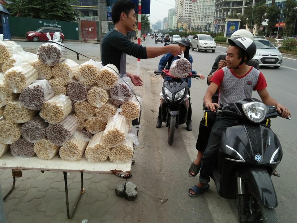 Trở về tuổi thơ với bỏng gạo dân dã giữa Thủ đô - 1
Nhiều người đi đường thích thú dừng lại để mua bỏng gạo- món ăn vừa rẻ vừa hợp với thời tiết ngày lạnh