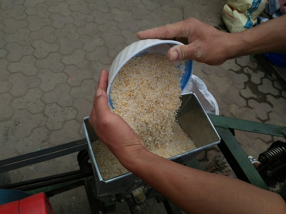 Trở về tuổi thơ với bỏng gạo dân dã giữa Thủ đô - 2
Nguyên liệu làm bỏng khá đơn giản