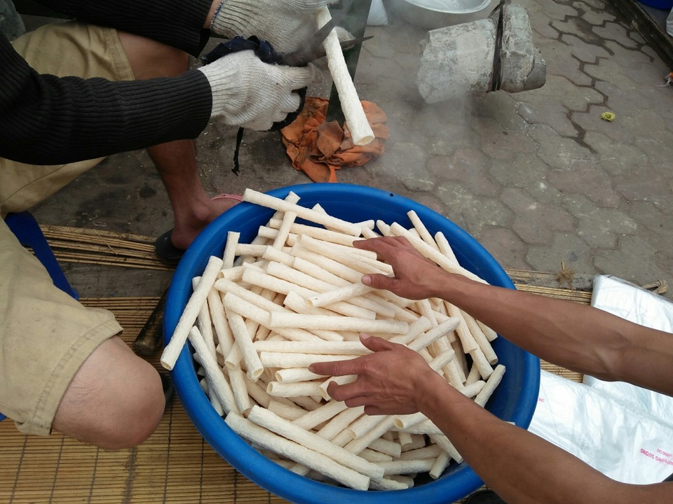 Trở về tuổi thơ với bỏng gạo dân dã giữa Thủ đô - 3
Bỏng mới ra lò rất nóng, người thổi bỏng gạo phải thao tác nhanh và đi bao tay để chống nóng