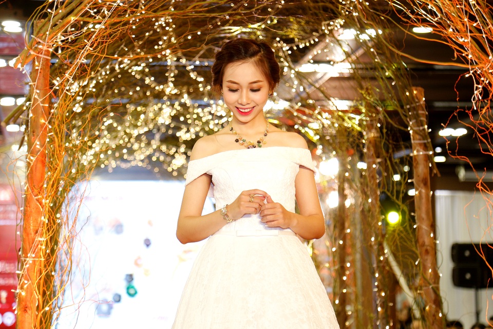 30 bộ trang sức cưới của Bảo Tín Minh Châu trình diễn tại triển lãm cưới Trống Đồng - 2 Bộ trang sức vàng tây Bông hồng đa sắc, mang đến nét đẹp lộng lẫy, rạng ngời cho nữ chủ nhân khi đi dạ tiệc, đám cưới hay xinh đẹp rực rỡ khi đeo trong chính lễ vu quy của mình.