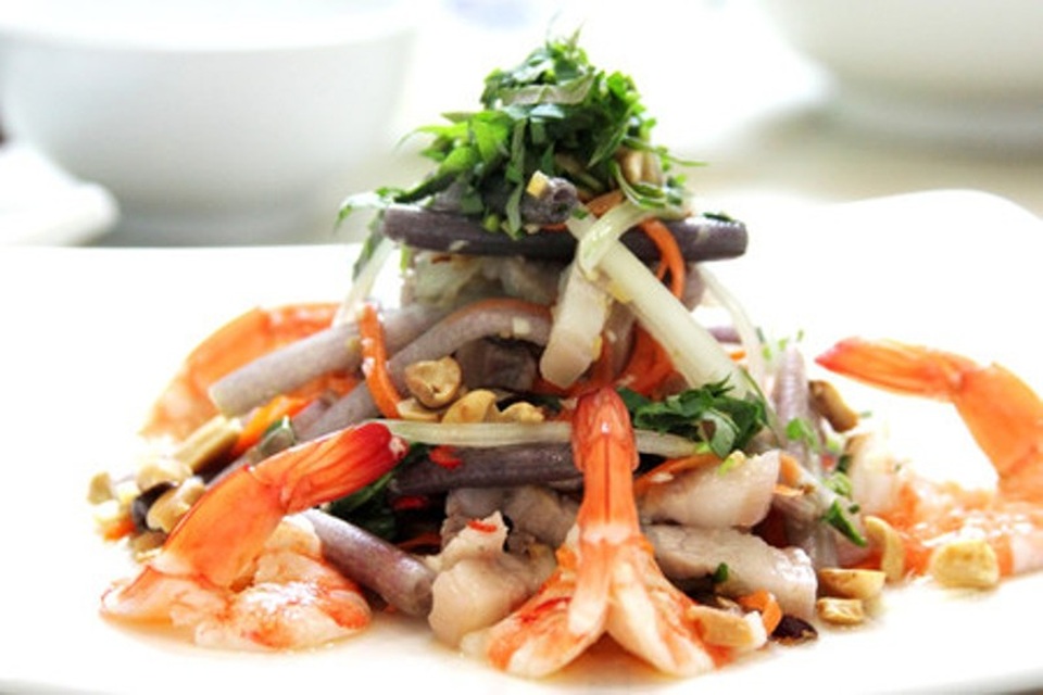 Đến An Giang, thưởng thức các món ăn từ bông súng - 3 Gỏi bông súng có hương vi thanh mát, giòn ngon lạ miệng.