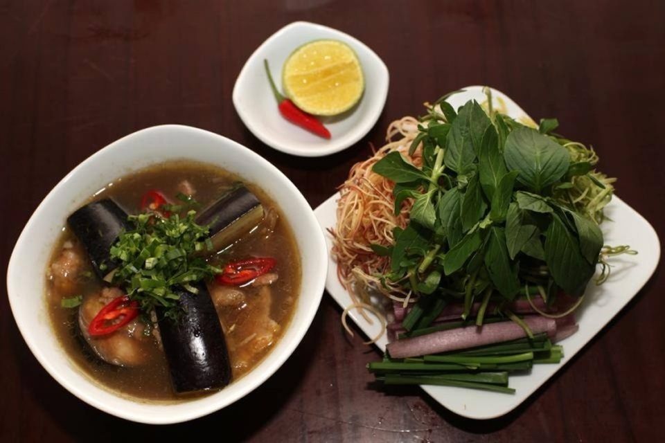 Đến An Giang, thưởng thức các món ăn từ bông súng - 4 Muốn ăn bông súng mắm kho/ Thì vô Đồng Tháp ăn cho đã thèm. Nói đến mắm kho bông súng thì địa danh Đồng Tháp đã đi vào ca dao tục ngữ để chỉ món đặc sản này.