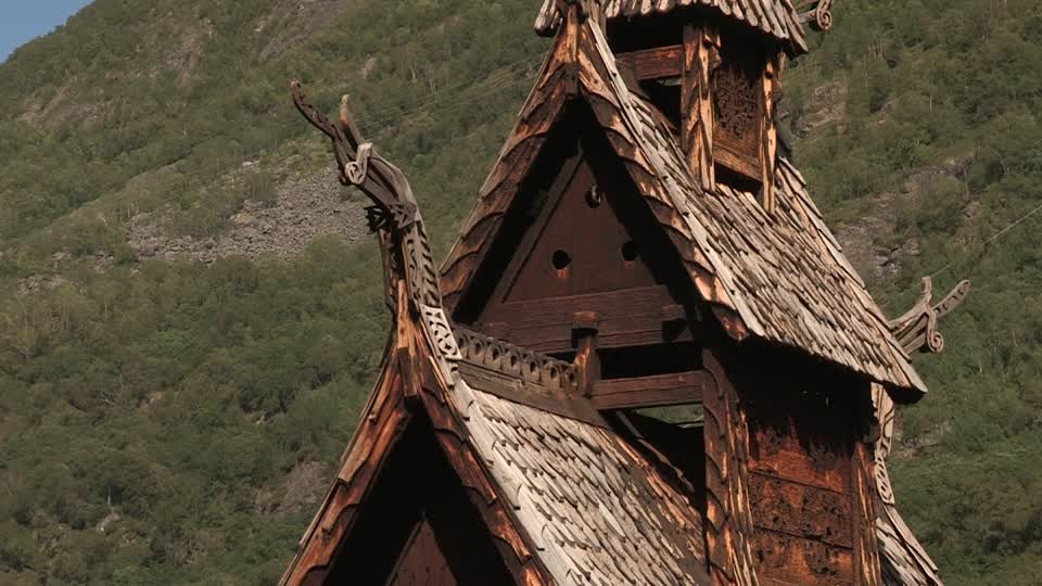 Kỳ lạ nhà thờ bằng gỗ không dùng đinh tồn tại suốt hơn 800 năm - 2 Phần mái được trạm khắc cầu kỳ