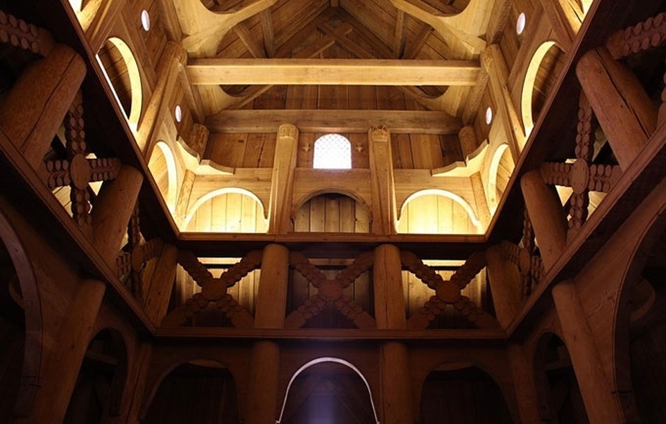 Kỳ lạ nhà thờ bằng gỗ không dùng đinh tồn tại suốt hơn 800 năm - 3 Cấu trúc kiên cố bên trong nhà thờ