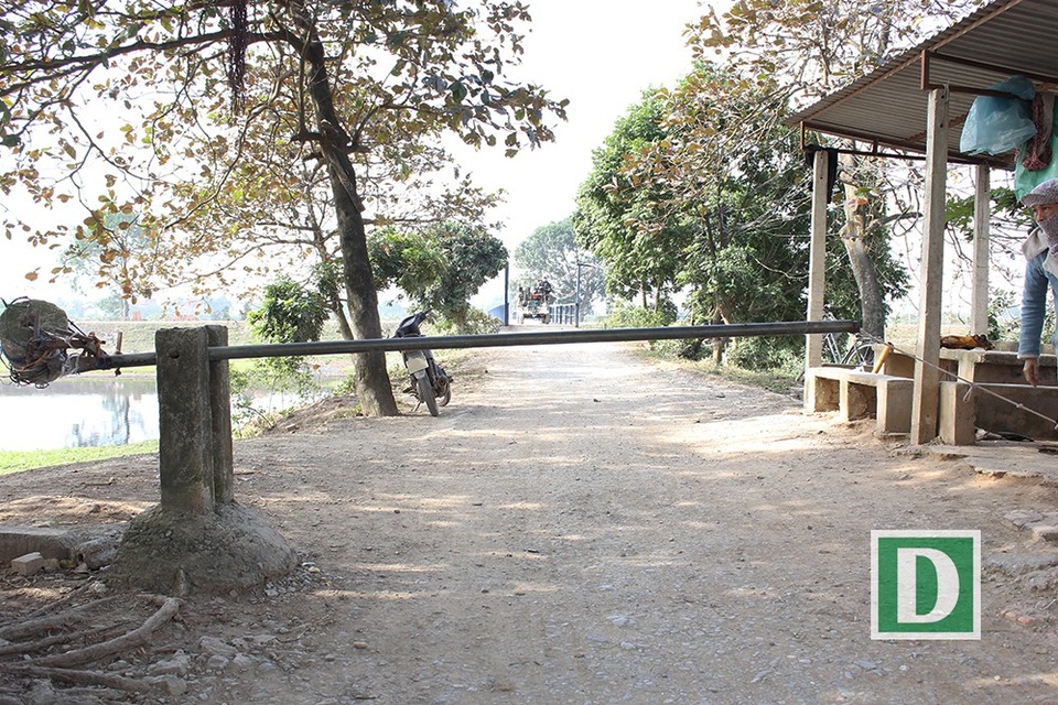 Kỳ lạ “BOT làng” giữa thủ đô - 5
Người thu phí cho biết việc thu phí hoàn toàn là để phục vụ việc duy tu, bảo dưỡng cây cầu.