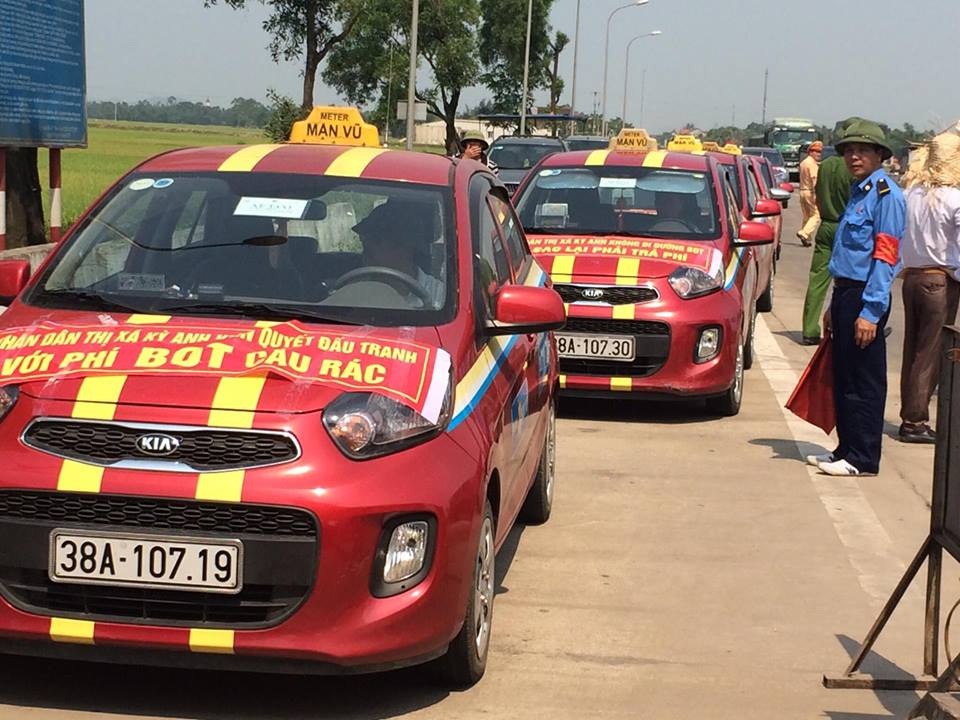 Đoàn ô tô dán băng rôn "diễu hành" phản đối trạm BOT - 3