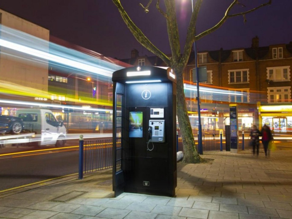 Chuyện thật như đùa về bốt điện thoại “hạng sang” ở London - 2
Bốt điện thoại hiện đại hoá ra chỉ hoạt động chức năng quảng cáo.