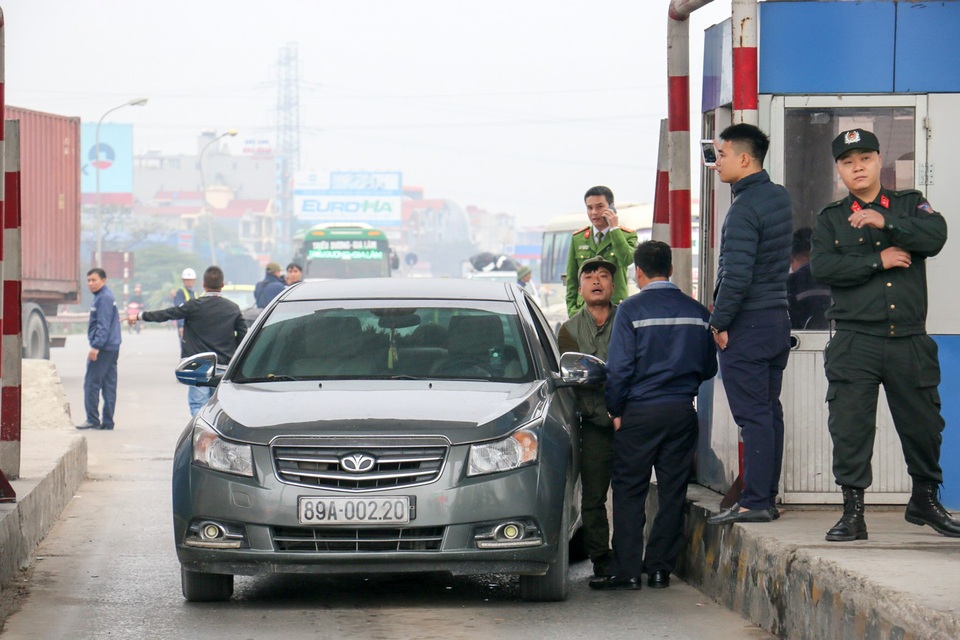 Tài xế lại dùng tiền lẻ qua trạm BOT quốc lộ 5, giao thông ùn ứ - 4
Một tài xế dùng tiền lẻ mua vé và tranh cãi với các nhân viên trạm. Tài xế này đòi các nhân viên trạm phải trả lại cho anh 100 đồng.