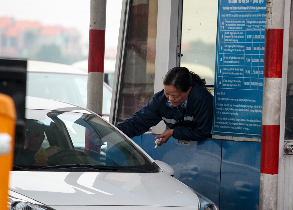 Tài xế lại dùng tiền lẻ qua trạm BOT quốc lộ 5, giao thông ùn ứ - 7
Trước tình trạng nhiều tài xế dùng tiền lẻ mua vé, trạm thu phí phải tăng cường số nhân viên làm việc.