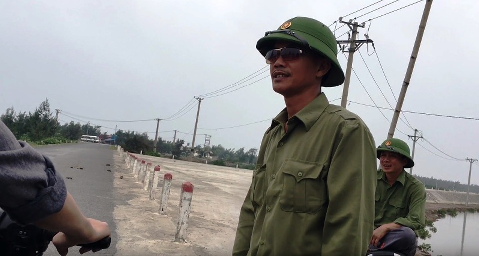 Làm rõ việc lập trạm thu phí tự phát thu tiền không biên lai - 2 Bốt thu phí này thu xe ô tô 20.000 đồng/1 lượt, xe máy là 5000 đồng/1 lượt (ảnh cắt từ clip)