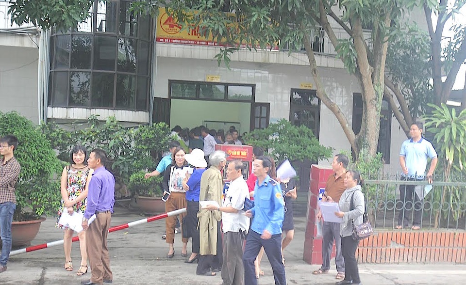 Phấn khởi chen chân đi làm vé miễn phí qua cầu Bến Thủy - 2
Người dân đến trạm BOT Cienco 4 để làm vé miễn phí qua cầu Bến Thuỷ 1.