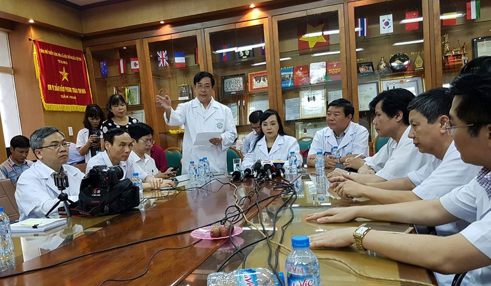 Bộ trưởng Y tế yêu cầu chuyên gia đầu ngành tìm nguyên nhân vụ tai biến chạy thận - 1 Bộ trưởng chỉ đạo các chuyên gia đầu ngành phải tham gia vào Hội đồng khoa học của Sở Y tế Hoà Bình với vai trò độc lập. Ảnh: H.Hải