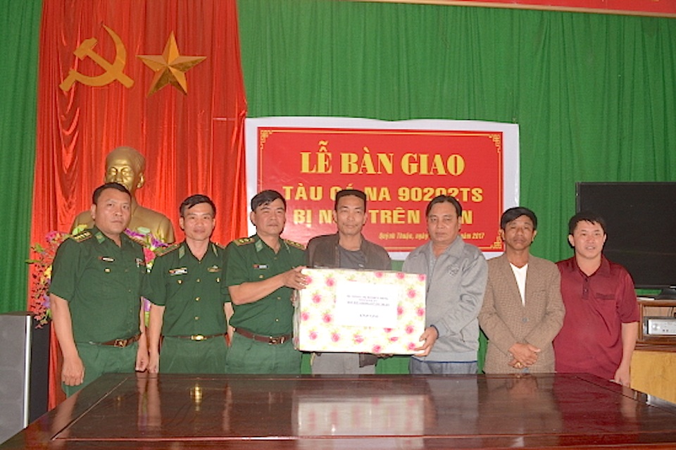 Tàu bị gãy trục máy, 7 ngư dân lênh đênh trên biển - 2
ĐBP Quỳnh Thuận tặng quà cho các ngư dân. (Ảnh: HT)