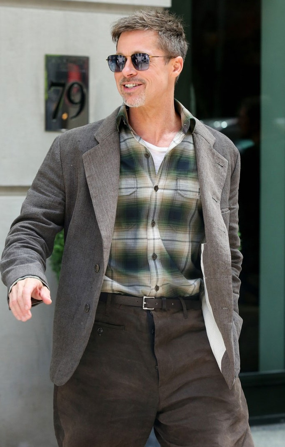 
Trả lời phỏng vấn gần đây, Brad Pitt phủ nhận thông tin anh tự vẫn. Anh cho rằng, trong cuộc đời mỗi người đều có những giai đoạn khó khăn và con người được rèn luyện trong những hoàn cảnh như vậy.
