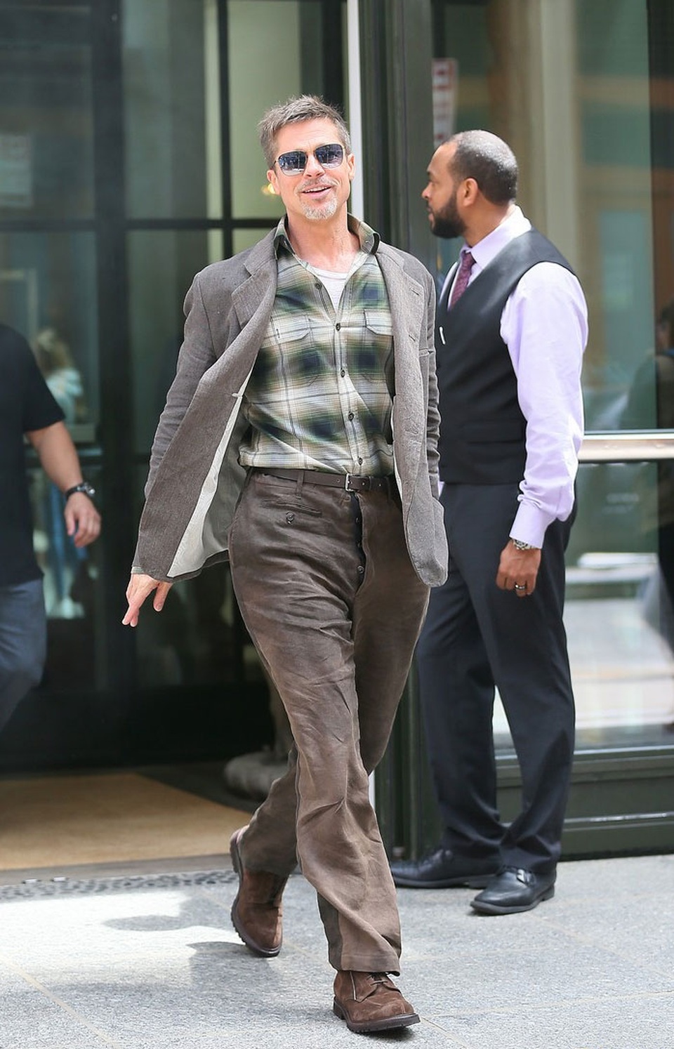 
Brad Pitt không còn uống rượu, thay vào đó, anh tới phòng gym và tới studio của một người bạn để học về điều khắc. Thời gian rảnh rỗi còn lại, anh thích lái mô tô lượn phố. Cuộc sống khép kín nhưng Brad Pitt thấy hạnh phúc và bình yên.
