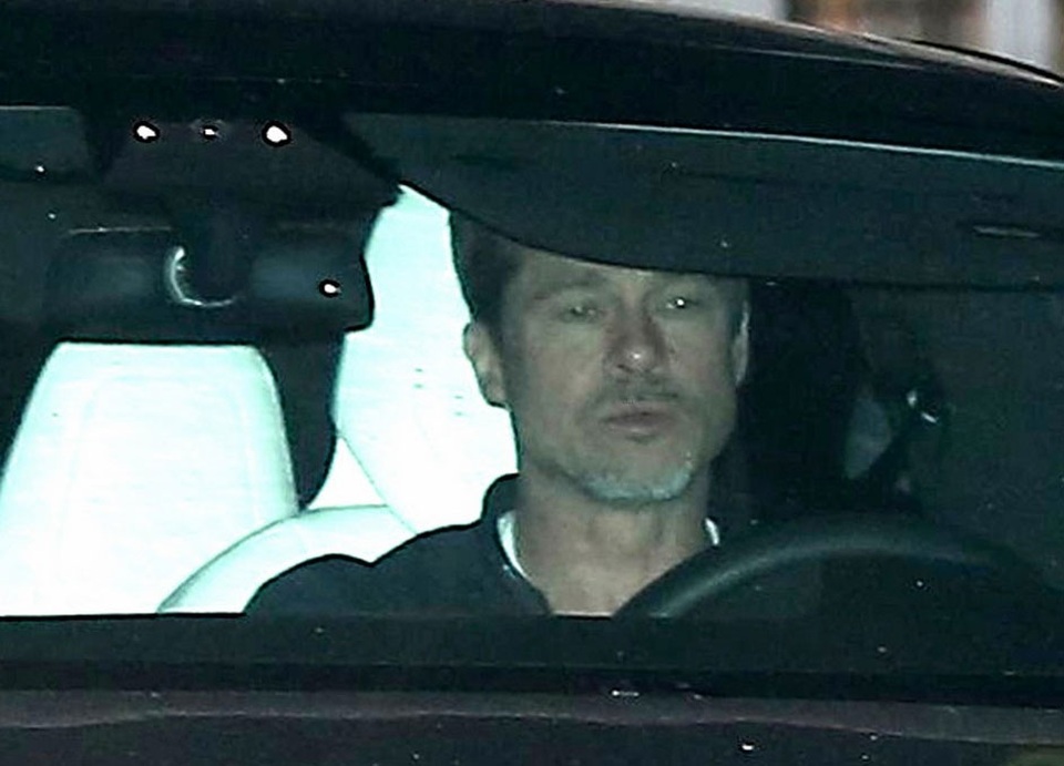 
Brad Pit lọt vào ống kính của giới săn tin khi lái xe tới studio học điêu khắc của một người bạn.
