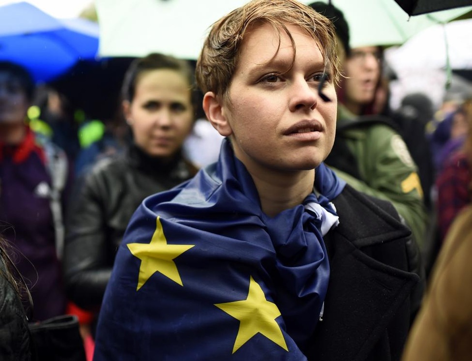 Dự báo những biến động của thế giới năm 2017 - 7
Brexit (Anh rời Liên minh châu Âu) trở thành hiện thực: Nước Anh sẽ phải xem xét việc làm thế nào và vào thời điểm nào sẽ kích hoạt điều 50 của Hiệp ước Lisbon để khởi động tiến trình rời khỏi Liên minh châu Âu (EU). Việc Brexit tác động thế nào đến vấn đề nhập cư, thương mại và cuộc sống của công dân Anh ở các nước thành viên của EU sẽ trở nên rõ ràng hơn trong năm 2017.
