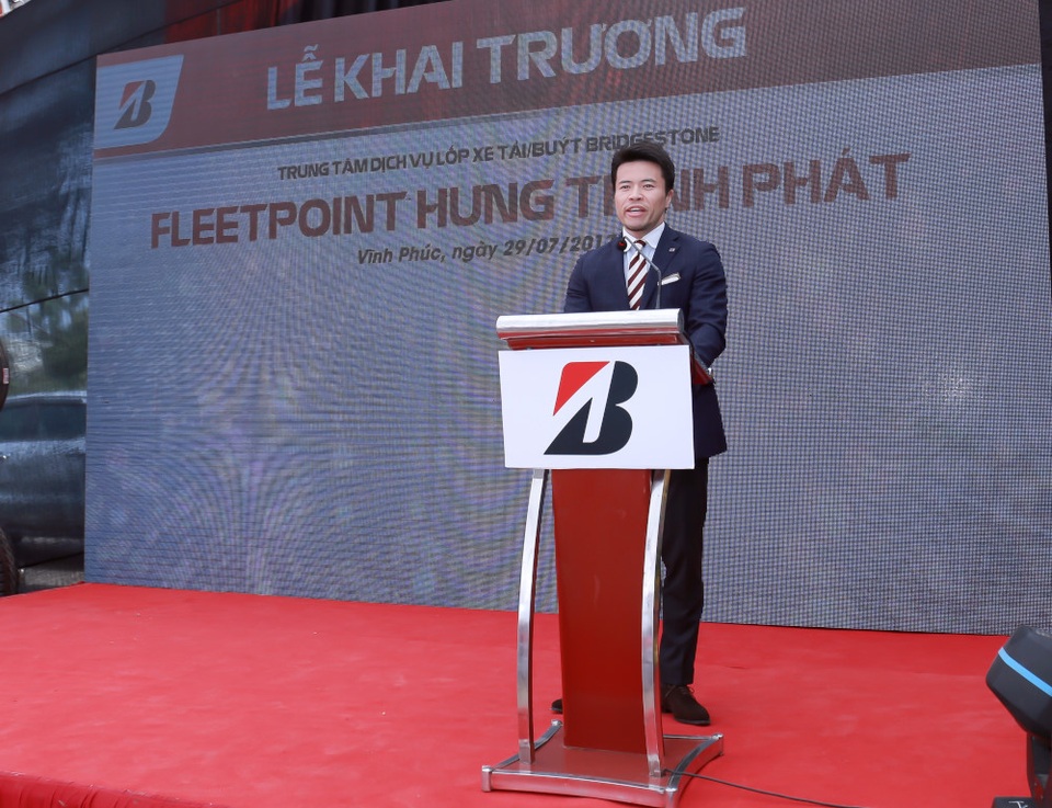 
Đại diện của Bridgestone Việt Nam - ông Hiroyuki Saito khẳng định việc đầu tư trung tâm dịch vụ lốp xe tải, buýt tại Vĩnh Phúc mang đến dịch vụ chăm sóc lốp đúng chuẩn và an toàn.
