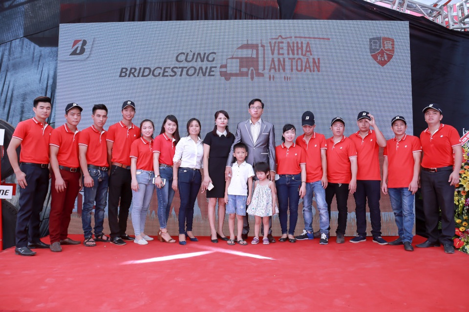 
Đội ngũ kỹ thuật viên được đào tạo bài bản và có kinh nghiệm của Fleetpoint Hưng Thịnh Phát hứa hẹn sẽ làm hài lòng các chủ xe tại khu vực
