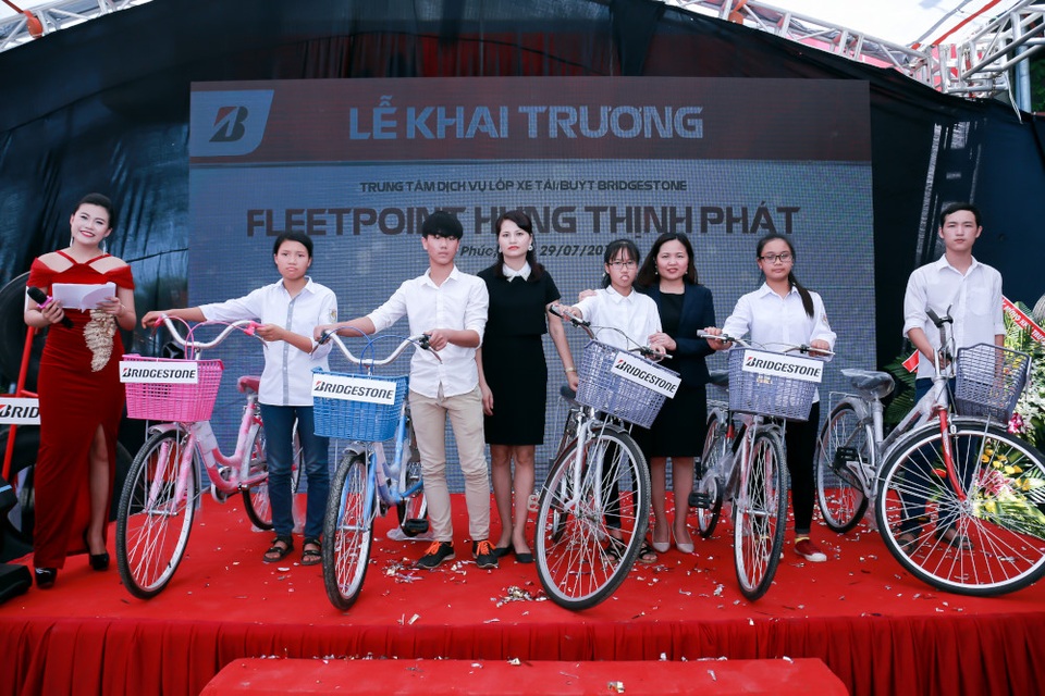 Bridgestone còn tặng những chiếc xe đạp đến các em học sinh có hoàn cảnh khó khăn trong khu vực.