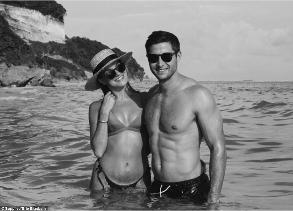 
Cặp đôi hiện đang sống tại Singapore nhưng luôn muốn quay lại Úc để nhớ lại khoảng khắc lần đầu họ gặp nhau và chạm vào nhau.
