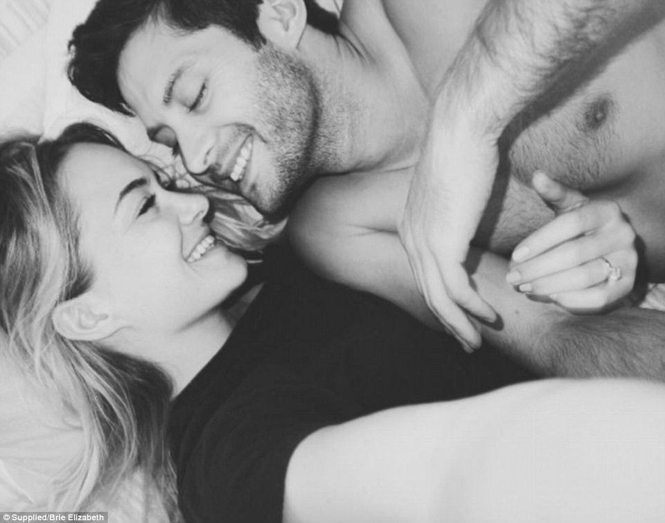 
Sân bay quốc tế ở Sydney mãi là một kỷ niệm đẹp trong cuộc hành trình tình yêu của Brie và Matthew.
